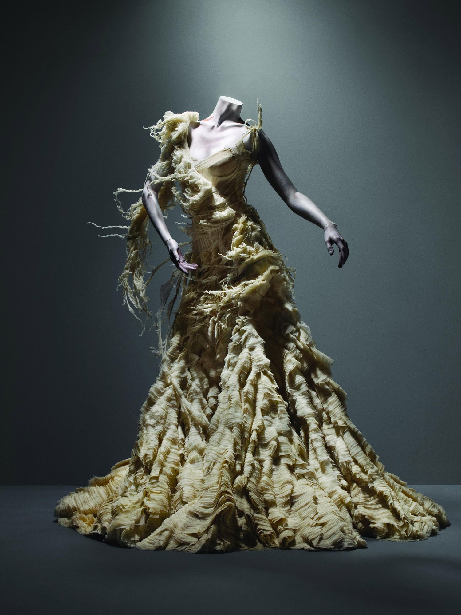 O vestido Oyster da coleção Shipwreck, de Alexander McQueen (Foto: Reprodução)
