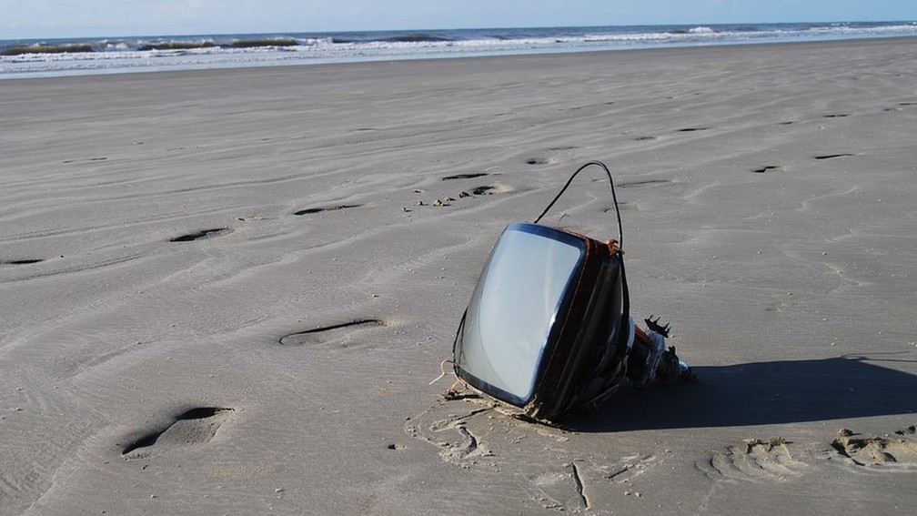 Até TV já foi encontrada nas praias brasileiras (Foto: Divulgação)