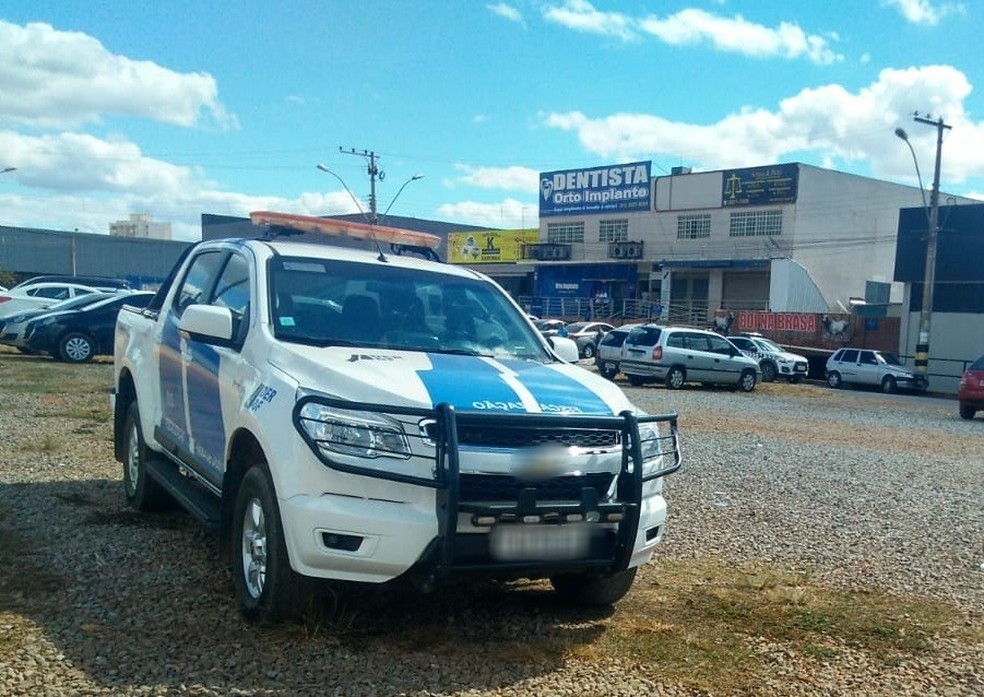 Carro do DER que atropelou idoso em estacionamento, no DF. Homem de 83 anos morreu no local. — Foto: Facebook/Reprodução