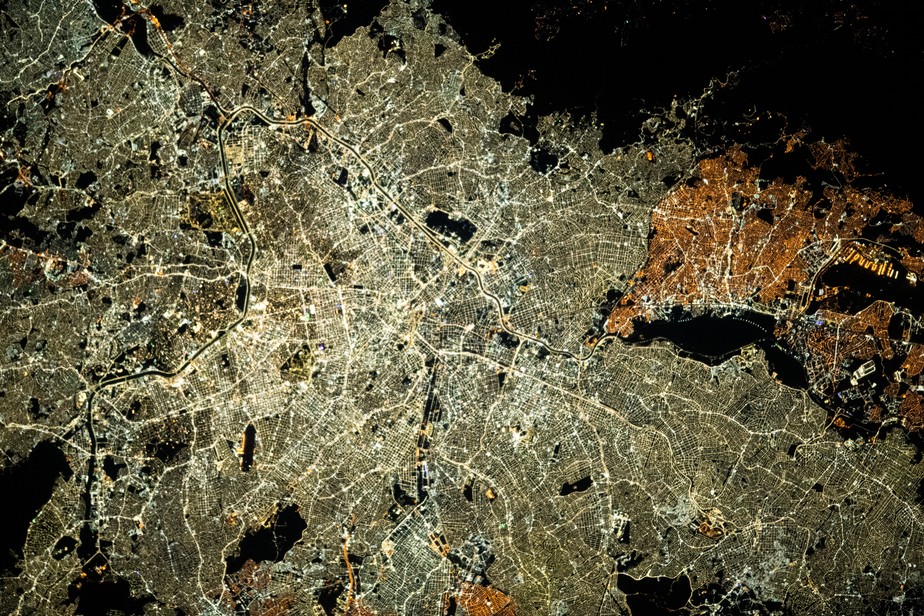 Vista de São Paulo, contrastando com Guarulhos à direita, num tom de luz diferente, a partir da Estação Espacial Internacional a cerca de 420 quilômetros de distância do solo. Registro de 4 de julho de 2022