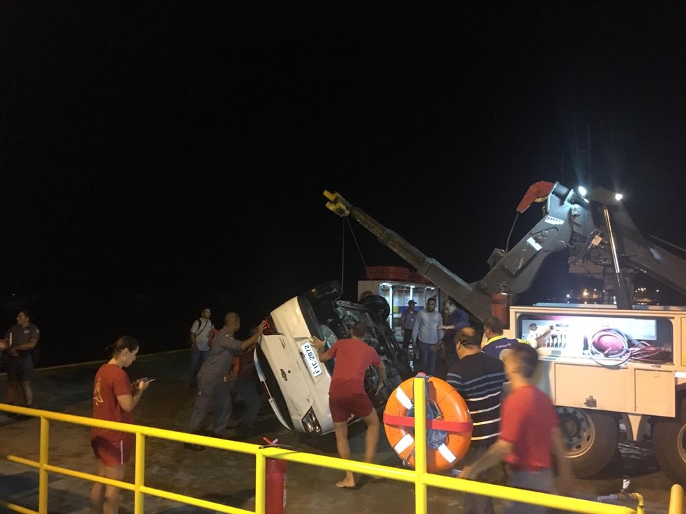 Carro é resgatado após acidente em travessia de balsas no litoral de SP — Foto: Renan Fiuza/G1