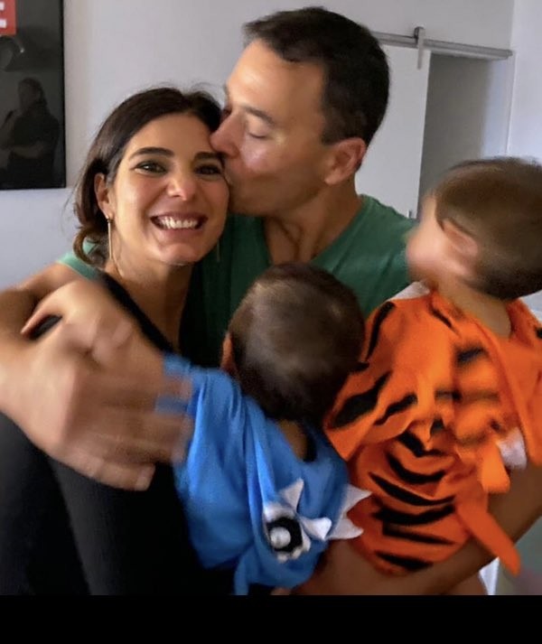 Andreia Sadi e André Rizek e os filhos, Pedro e João (Foto: Reprodução/ Twitter)