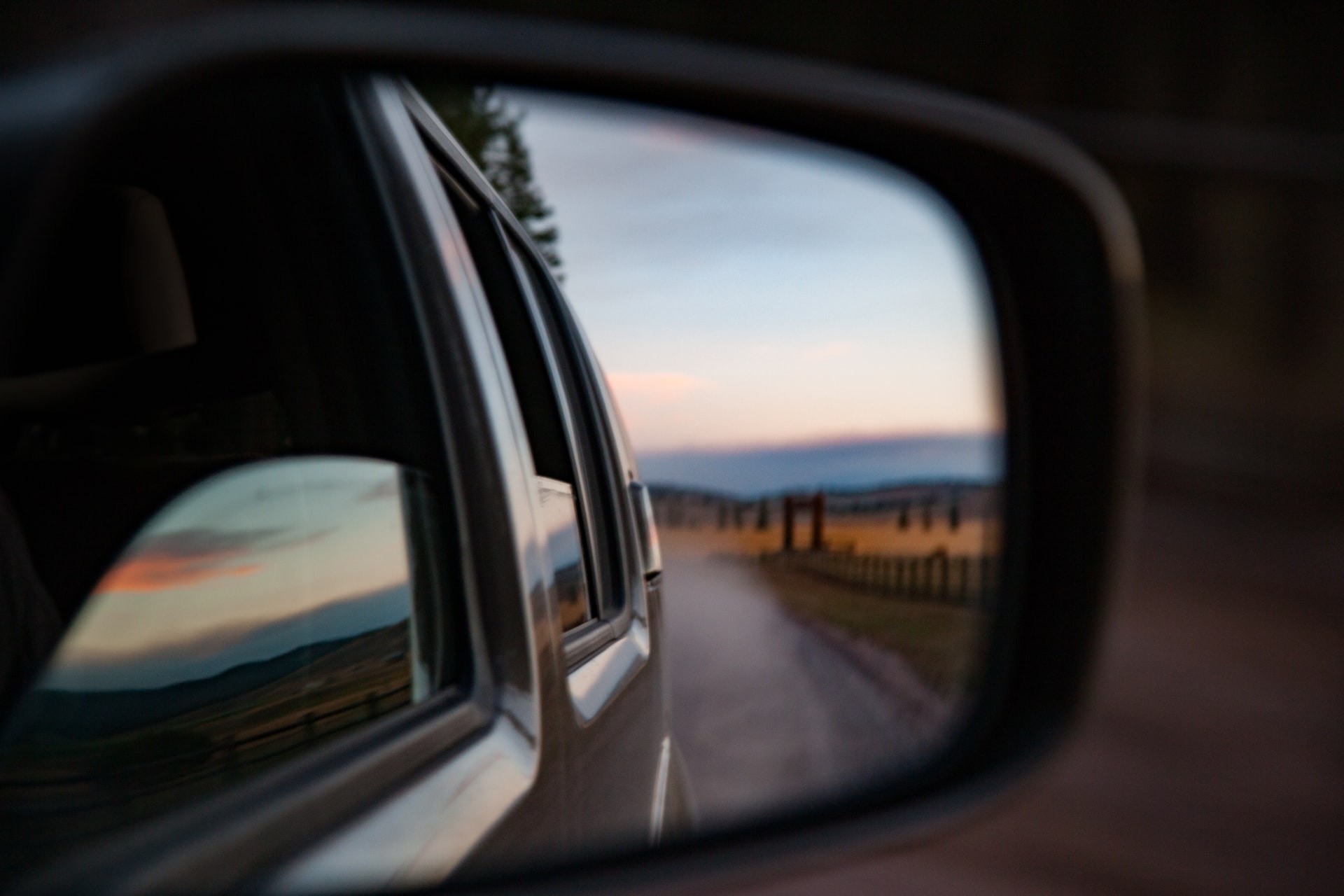 Manter algumas janelas do carro abertas e outras fechadas pode diminuir o risco de contaminação por Covid-19 (Foto: Michael Skok / Unsplash)