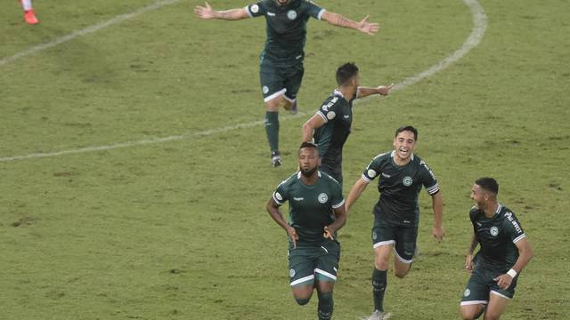 Rafael Vaz comemora o gol da vitória esmeraldina
