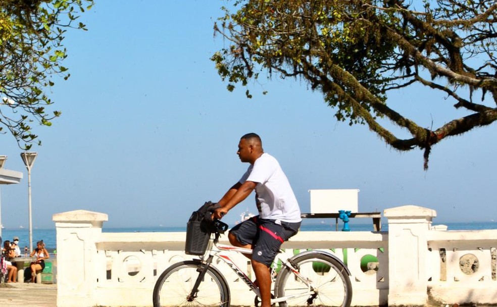 Ciclista trafega pela orla de Santos, SP, sem máscara de proteção  — Foto: Vanessa Rodrigues/A Tribuna Jornal