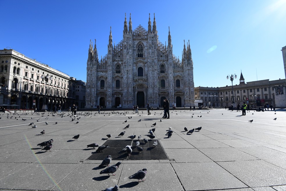 A catedral de Milão e a piazza del Duomo praticamente vazia depois do surto do novo coronavírus — Foto: Miguel MEDINA/AFP