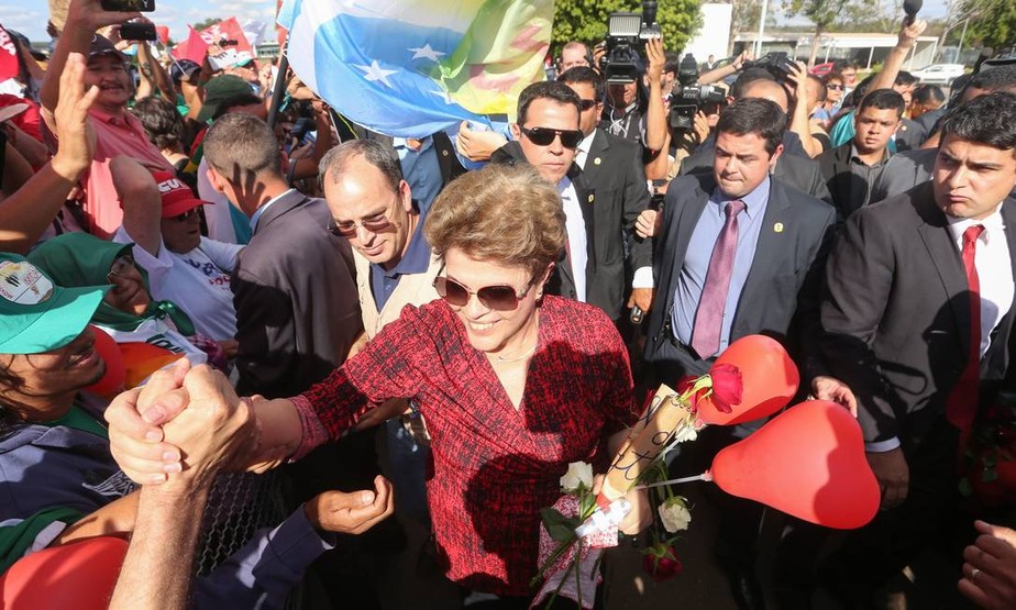 A ex-presidente Dilma deixa o Palácio da Alvorada após o impeachment