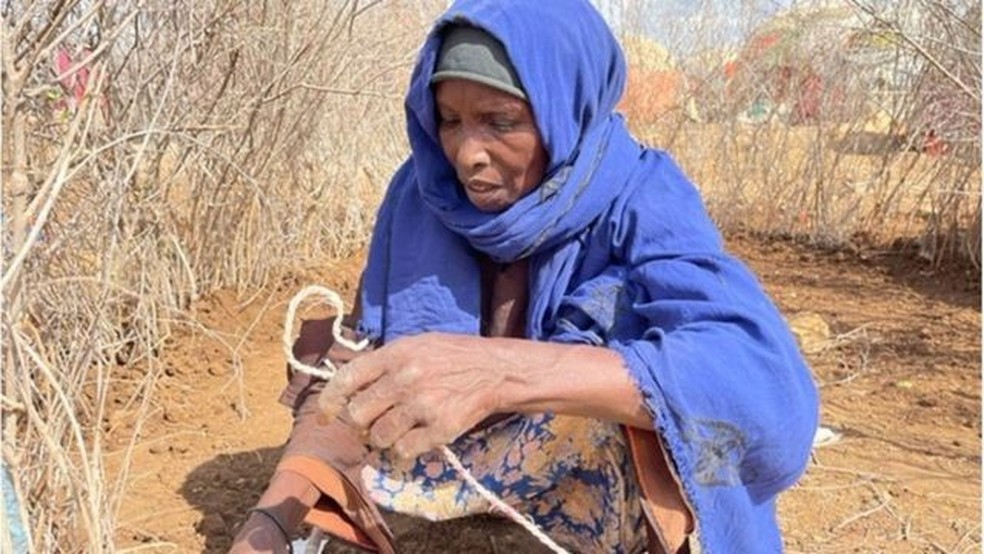 Habiba Mohamud diz que seu vilarejo natal está irreconhecível — Foto: BBC/Ed Habershon