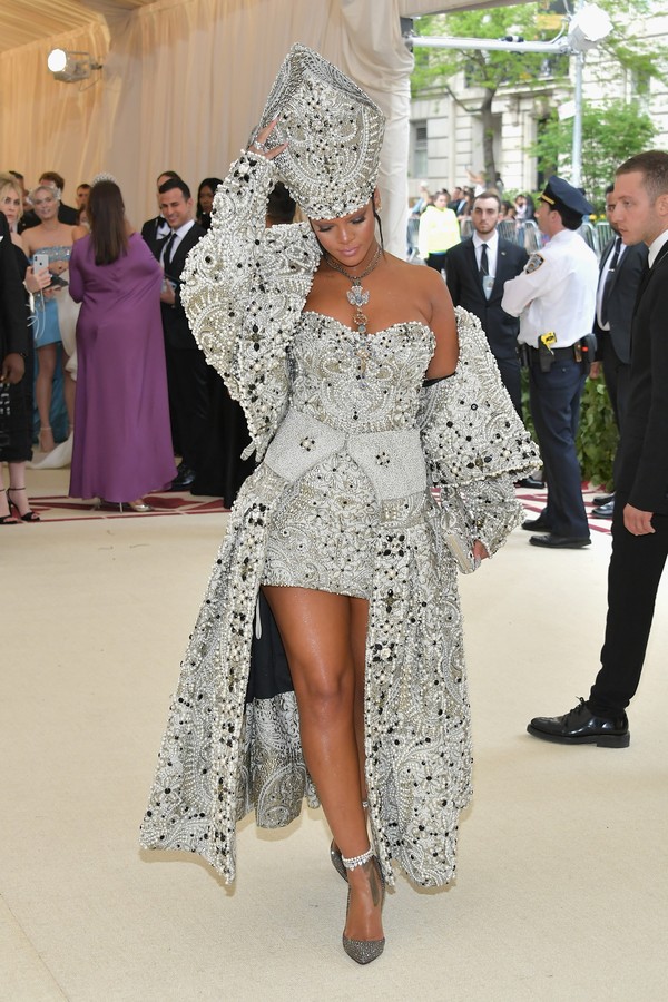 Rihanna usa chapéu de autoridade pastoral no Met Gala 2018 - Revista