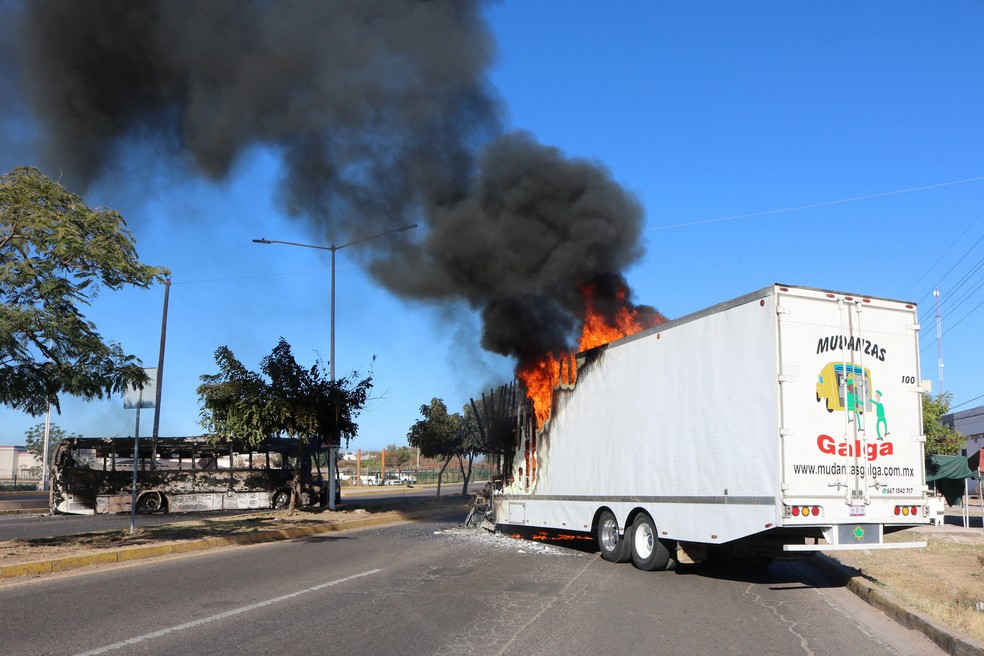 Um ônibus e um caminhão foram incendiados por membros de uma gangue de drogas em Culiacán, México, em 5 de janeiro de 2023 — Foto: REUTERS/Stringer 