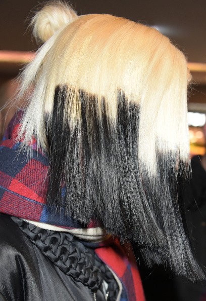 Gwen Stefani surge com cabelo bicolor no aeroporto de Tóquio (Foto: Getty Images)