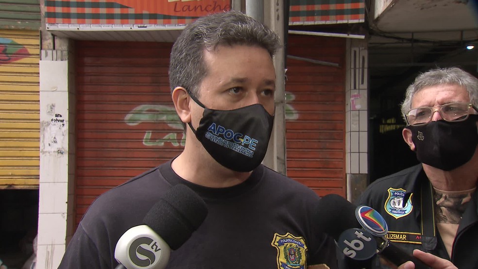 Perito criminal Vinícius Nogueira detalha trabalho inicial em local onde homem morreu após incêndio no Recife, nesta sexta-feira (14) — Foto: Reprodução/TV Globo