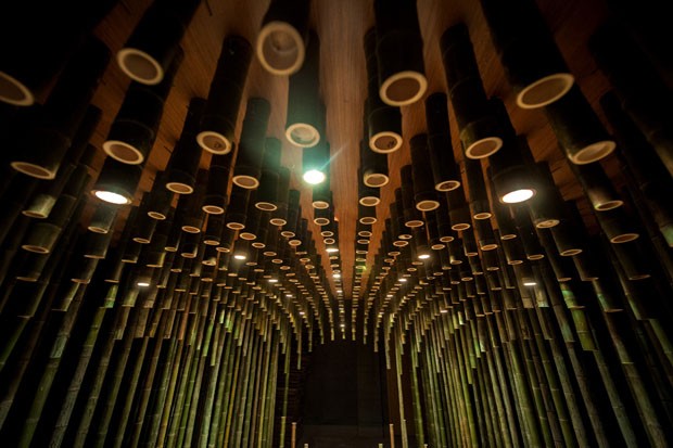 Bambu e flores de lótus criam efeito óptico (Foto: Minax Architects/ divulgação)