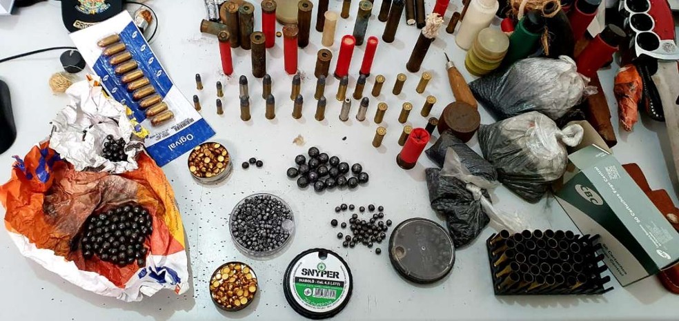 Munições e arma de fogo também foram encontradas com o suspeito. — Foto: SSPDS/Reprodução