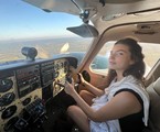 Alanis Guillen simula estar pilotando táxi aéreo que leva o elenco para fazenda em Aquidauana, no Mato Grosso do Sul | Reprodução