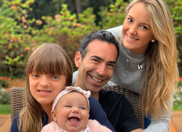 Ticiane Pinheiro com o marido, César Tralli, e as filhas, Rafaelle e Manuella (Foto: Reprodução/Instagram)