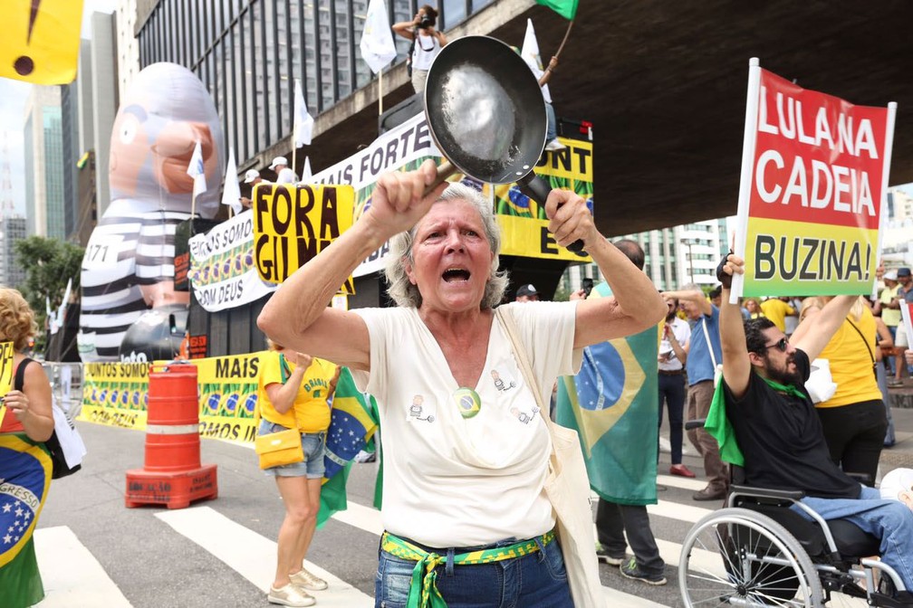 Mulher usa frigideira em protesto na Avenida Paulista contra Lula  (Foto: Celso Tavares/G1)