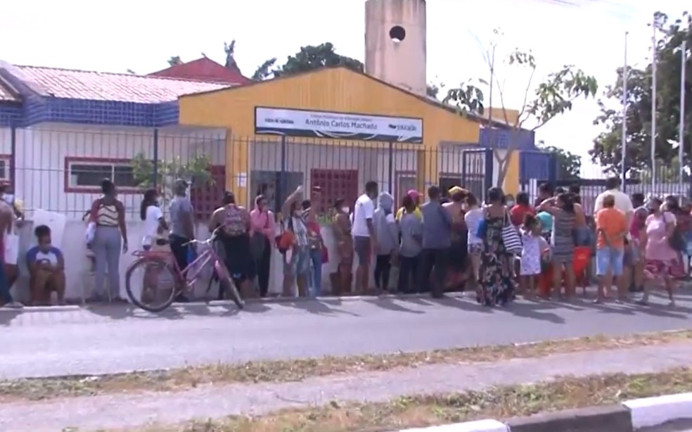 Mães e responsáveis reclamam de falta de vagas na rede municipal de educação em Feira de Santana — Foto: Reprodução/TV Subaé