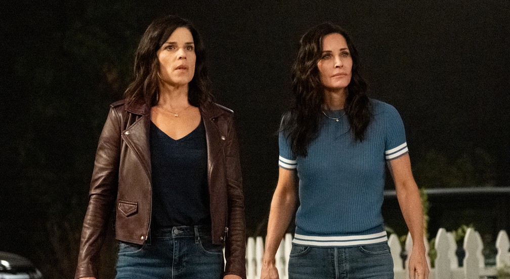 Neve Campbell e Courteney Cox em cena do novo 'Pânico' — Foto: Divulgação