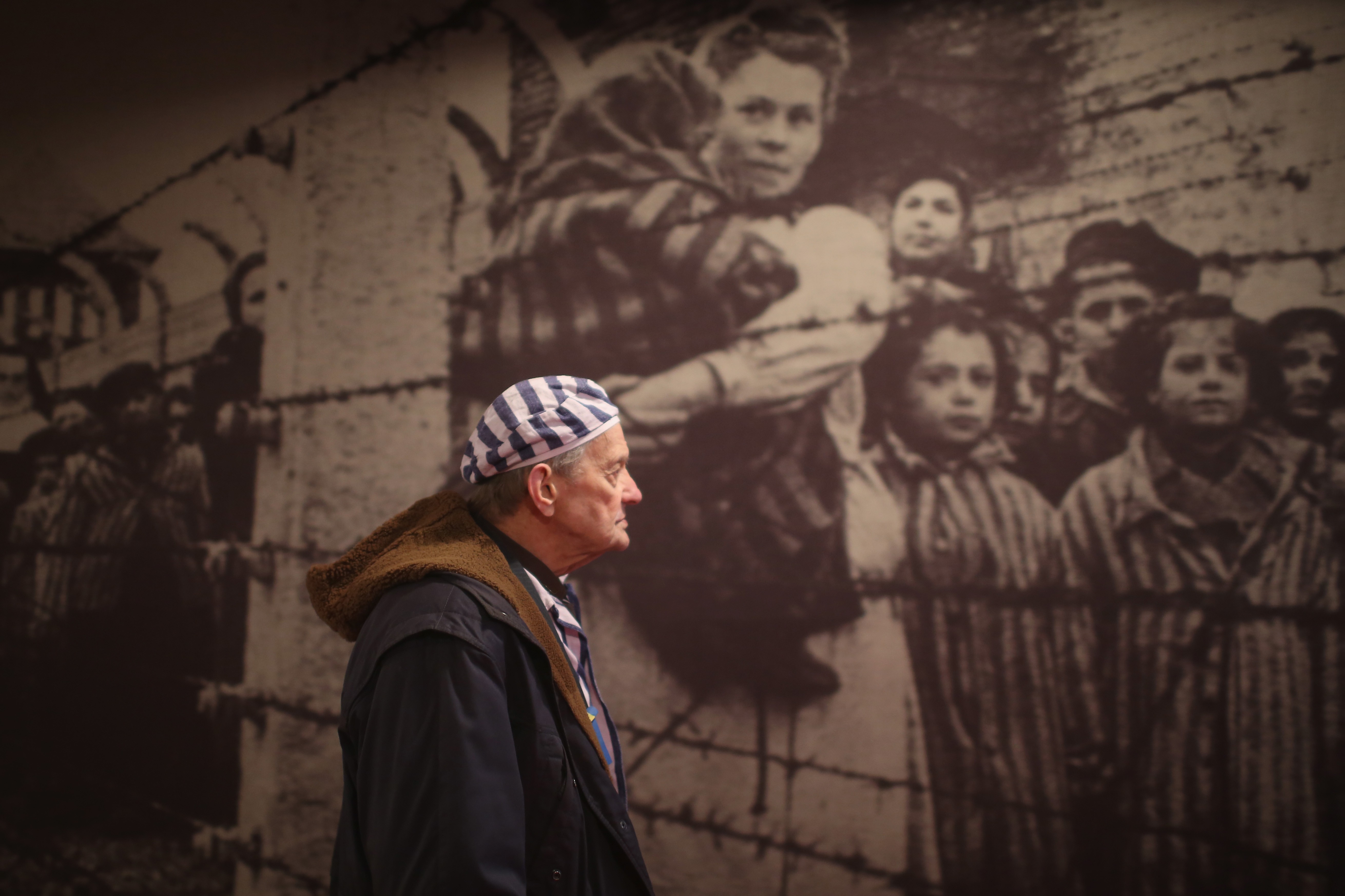  Igor Malicky, sobrevivente do holocausto, de 90 anos, observa as imagens da exposição de Auschwitz (Foto: getty)