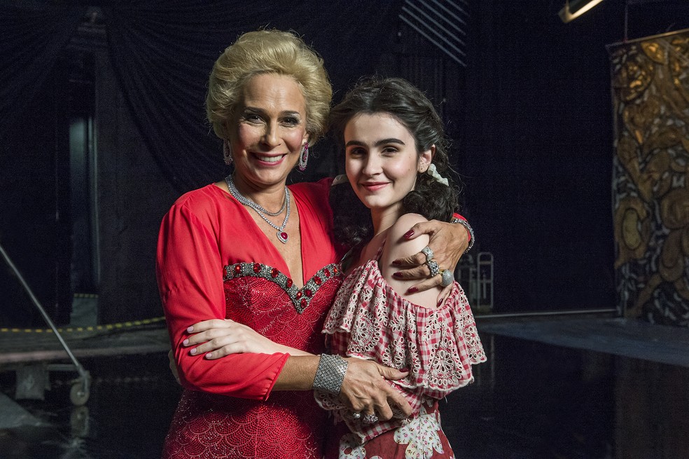 'Hebe' conta a história real da menina pobre do interior que realiza o sonho de se tornar uma grande estrela da TV, sempre em busca de sua verdade. Andréa Beltrão e Valentina Herszage vivem Hebe em diferentes fases da vida — Foto: Fábio Rocha