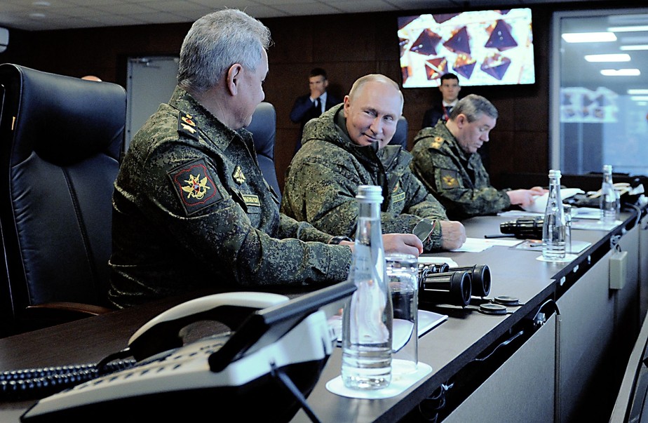 Presidente da Russia, Vladimir Putin (C) acompanha manobras militares no Leste do país, ao lado do ministro da Defesa, Sergei Shoigu (E), e do chefe do Estado-Maior, Valery Gerasimov (D)