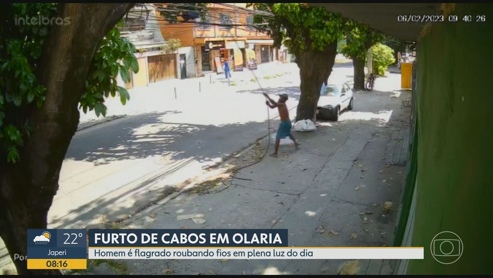 Em Olaria, criminosos furtam cabos durante o dia a poucos metros do Batalhão  da PM | Rio de Janeiro | G1