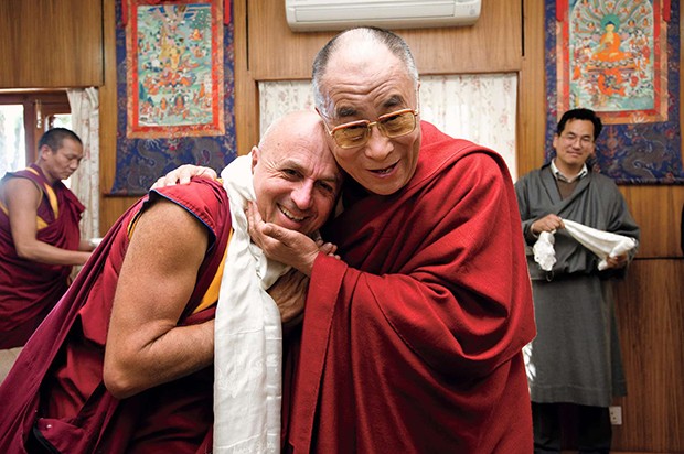 His Holiness the Dalail Lama with Matthieu Ricard, at the end of the Mind and Life Conference. Dharamsala. India. April 2009 (Foto: divulgação/Matthieu Ricard)