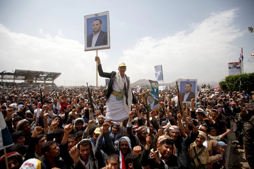 Milhares marcharam em funeral de lÃ­der polÃ­tico Saleh al-Sammad no Iemen neste sÃ¡bado (28) (Foto: Mohamed al-Sayaghi/Reuters)