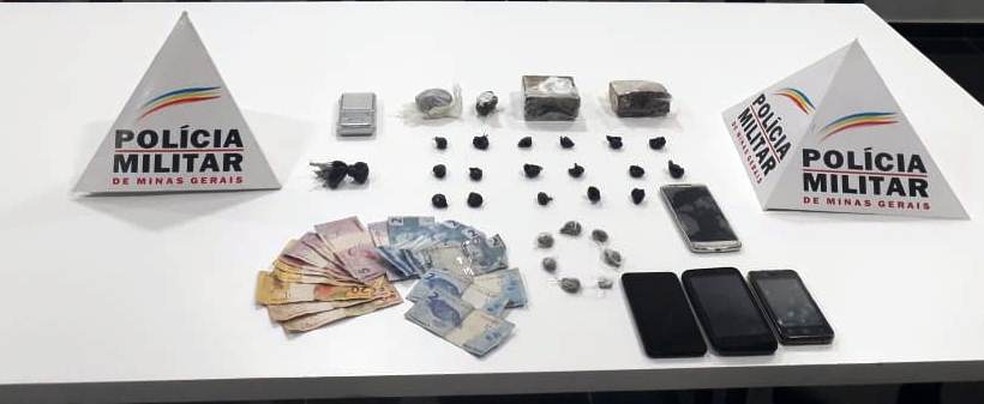 Drogas apreendidas no CÃ¢ndida CÃ¢mara, em Montes Claros â Foto: PolÃ­cia Militar/DivulgaÃ§Ã£o