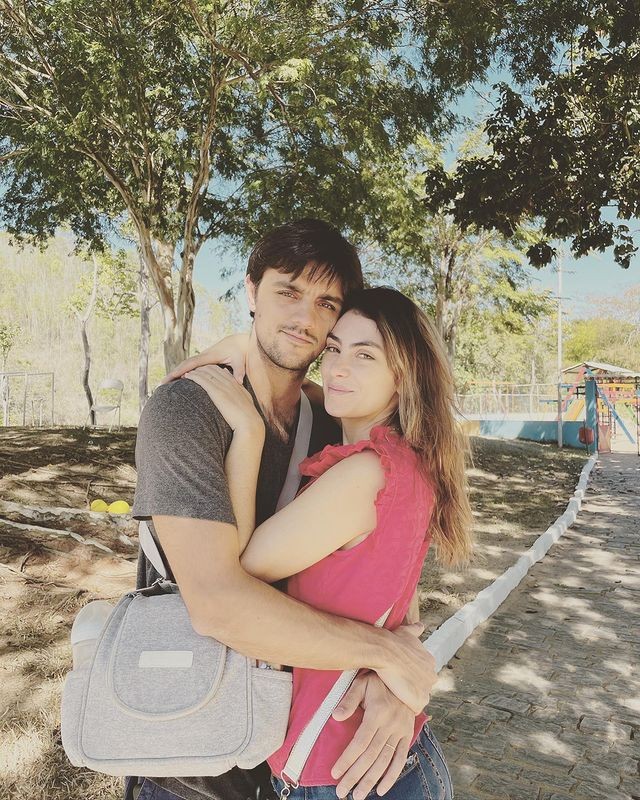 Felipe Simas e Mariana Uhlmann (Foto: Instagram/ Reprodução)