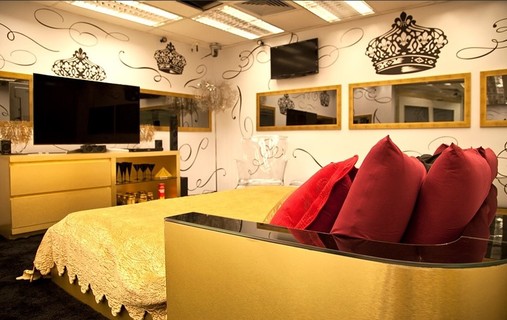 Um papel de parede com figuras de coroas, móveis amarelos e dourados formavam o décor do quarto do líder no BBB 13