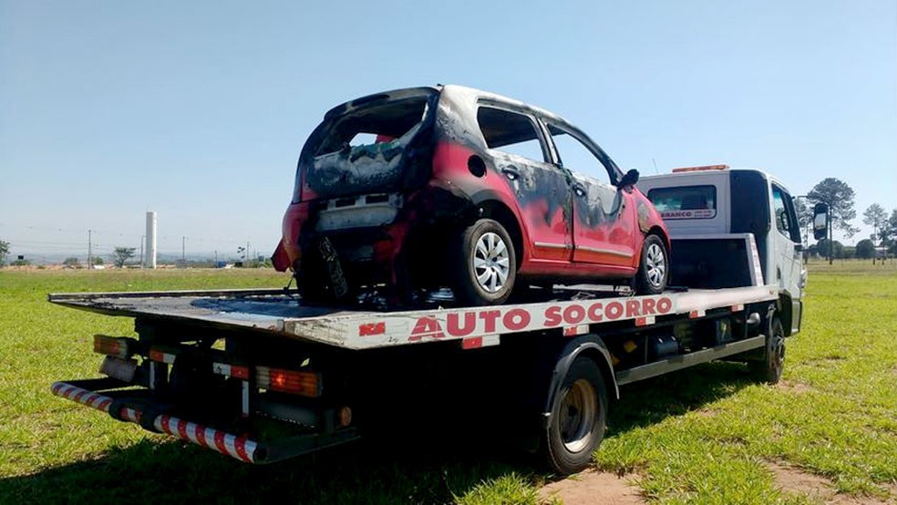 Carro estava em um pasto nas proximidade do recinto de exposições da Examar — Foto: Marília Notícia/ Divulgação