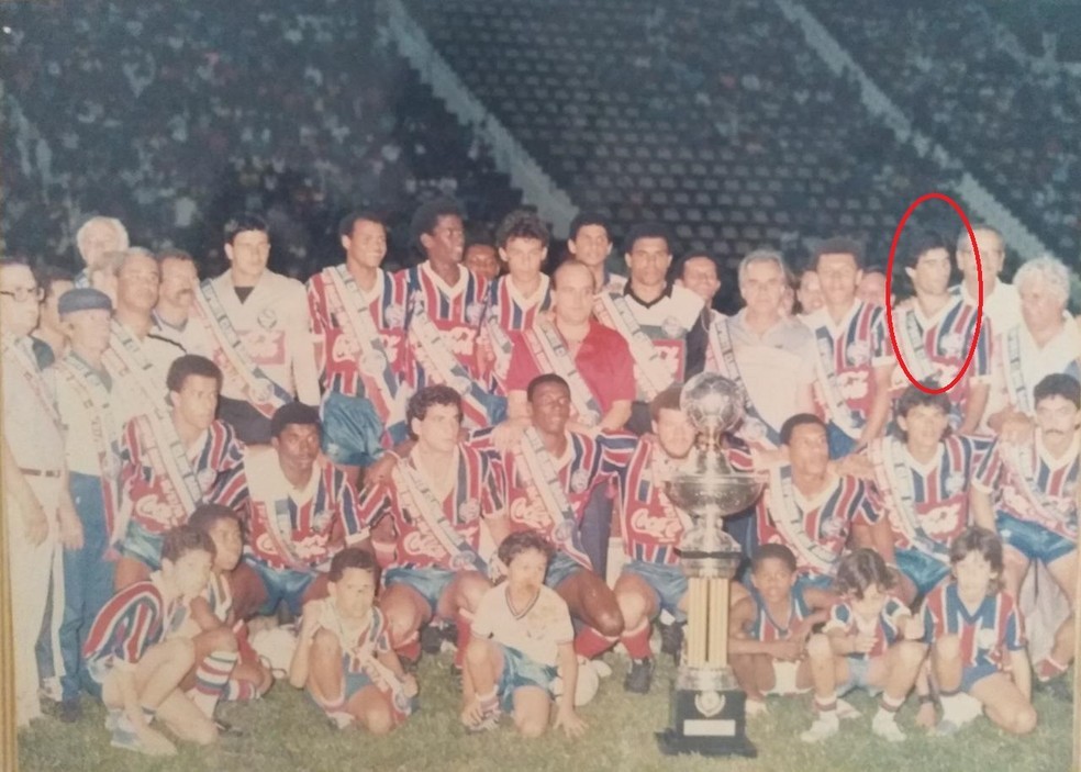 No time campeão brasileiro de 1998 era reserva. Evaristo de Macedo brincava com ele: "Meu lateral que só leva bola nas costas" — Foto: Reprodução
