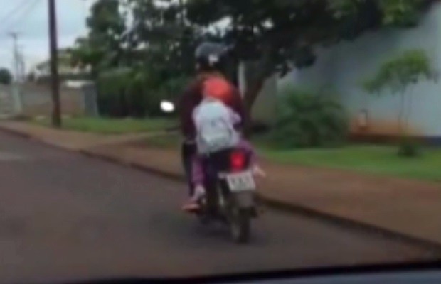 Criança é transportada em moto em Anápolis, Goiás (Foto: Reprodução/TV Anhanguera)