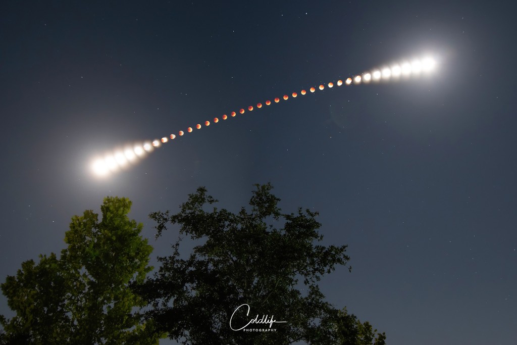 Um eclipse lunar digital, foto escolhida como Imagem Astronômica do Dia em 19 de maio de 2022 (Foto: Michael Cain/APOD)