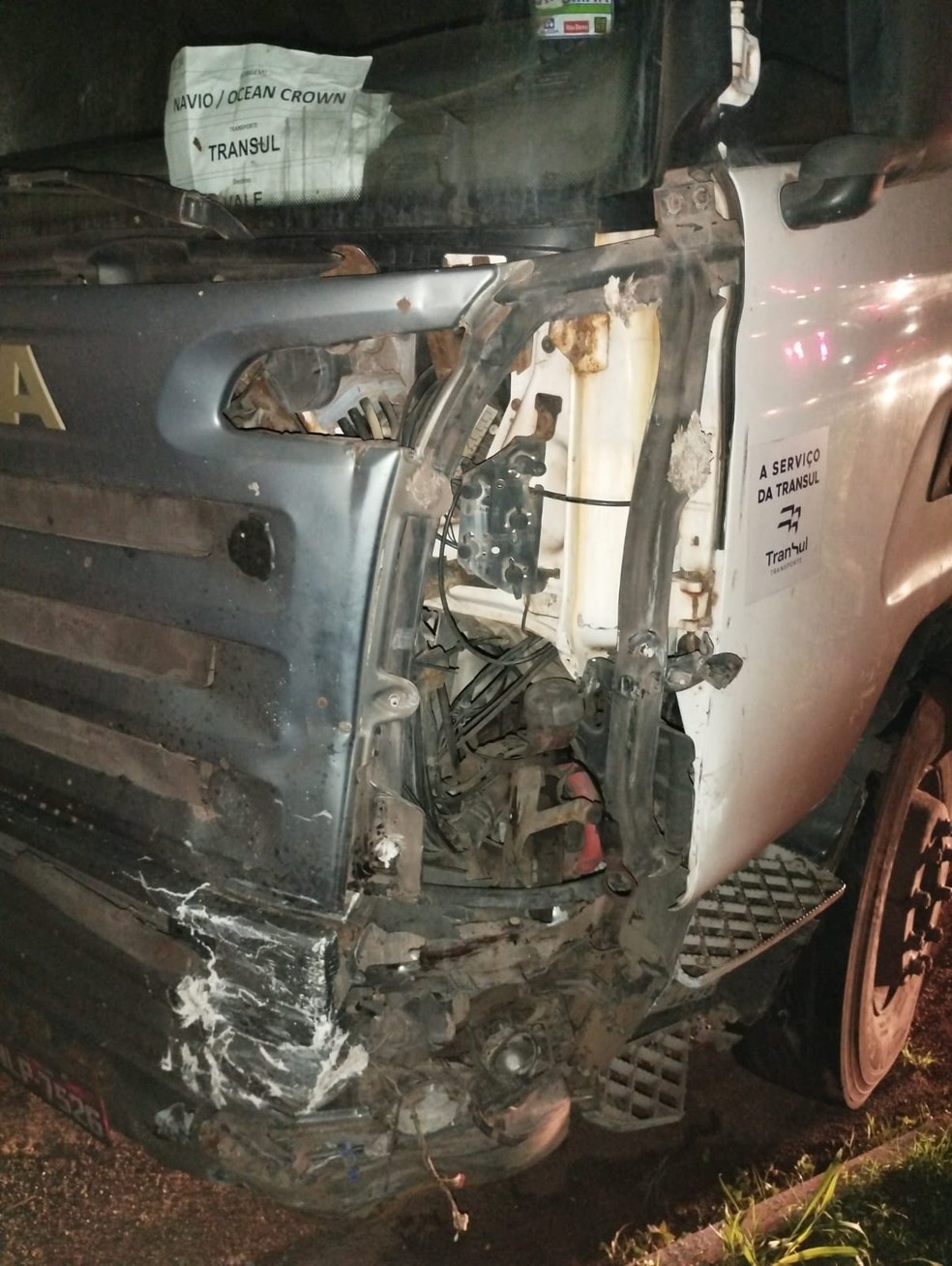 Caminhão ficou com a frente danificada após a colisão. — Foto: Divulgação / PRF