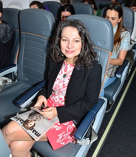  Laisa Lambert, da Consulting House, com o exemplar da Marie Claire que foi distribuído no voo da Gol