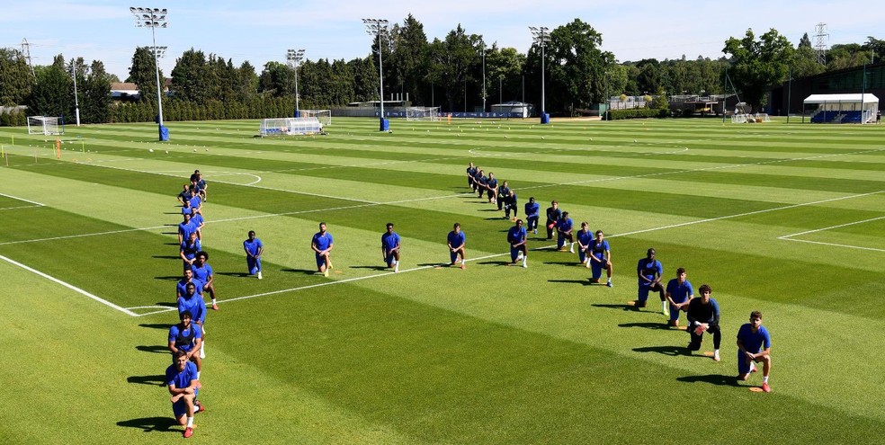 Jogadores do Chelsea protestam ajoelhados antes de treinamento — Foto: Site oficial do Chelsea