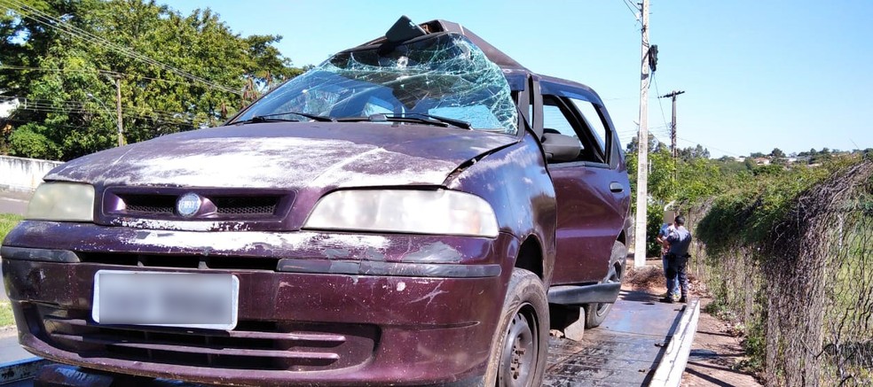 Condutor capotou o carro e mentiu que havia sido vítima de furto — Foto: Polícia Militar