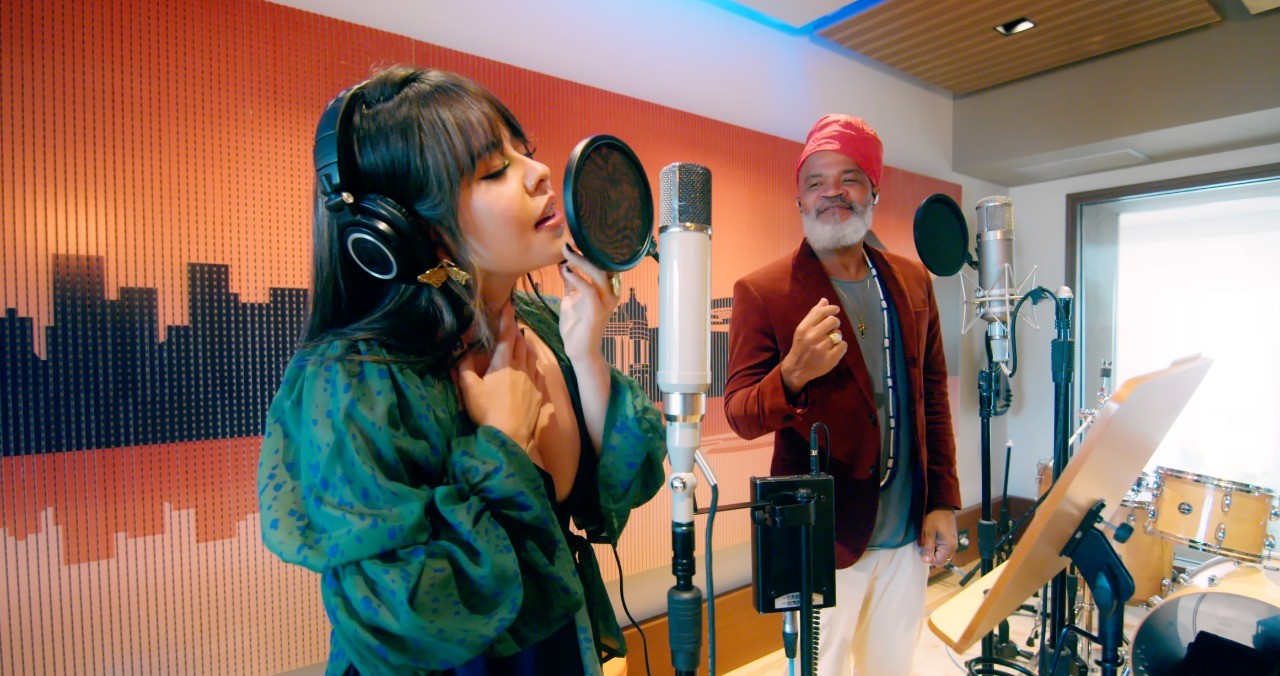 Carlinhos Brown cai 'na estrada' em gravação em espanhol com a colombiana Juliana Velásquez 