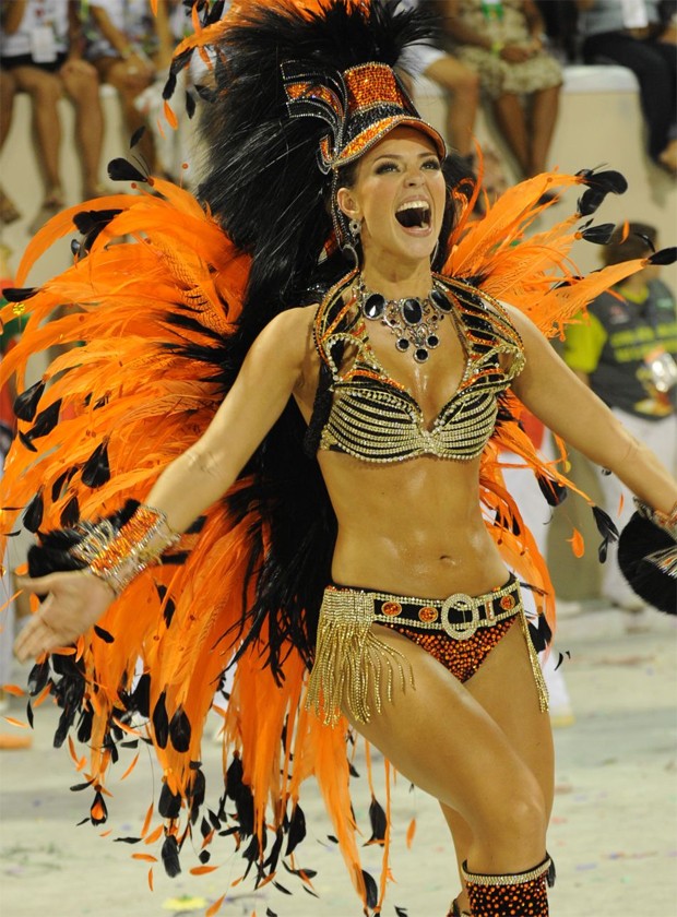 Paolla Oliveira representou a rainha dos garis no desfile da Grande Rio em 2010 (Foto: AgNews)