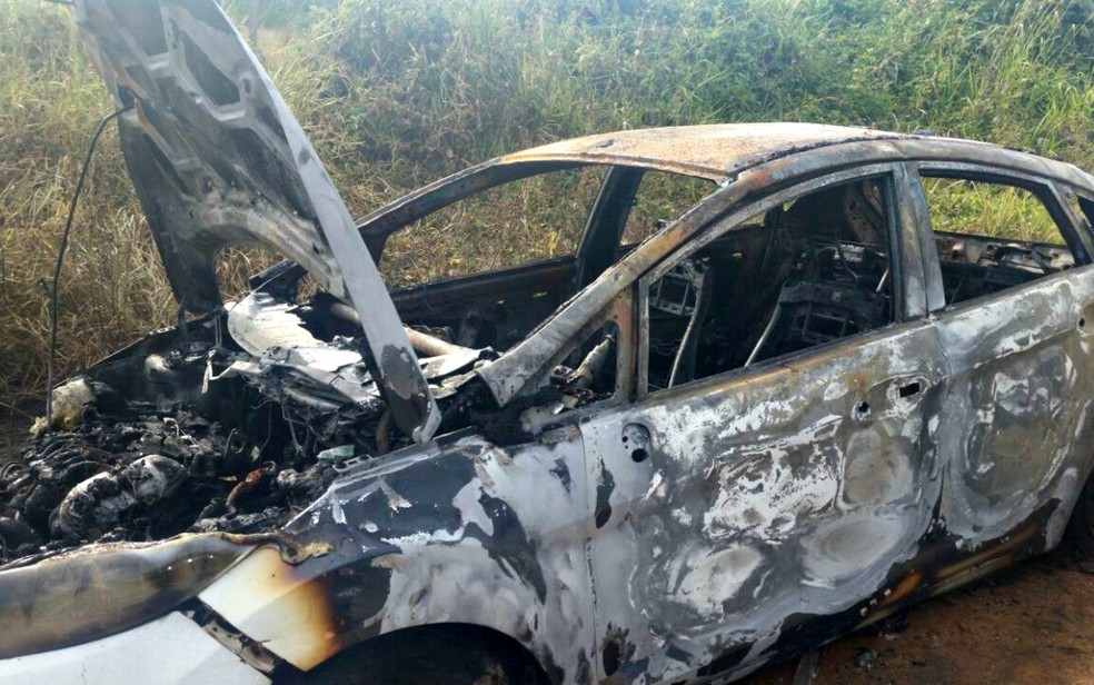 Carro em que estavam foi encontrado após ser incendiado em um ramal de Rio Branco  (Foto: Arquivo Pessoal)