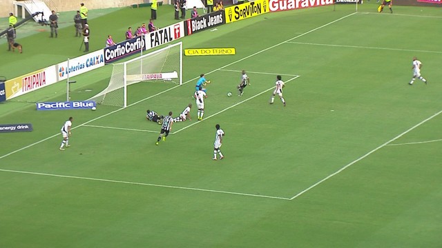 <p>
 Wescley dentro da pequena área toca para o gol, e a bola beija o travessão!</p>
