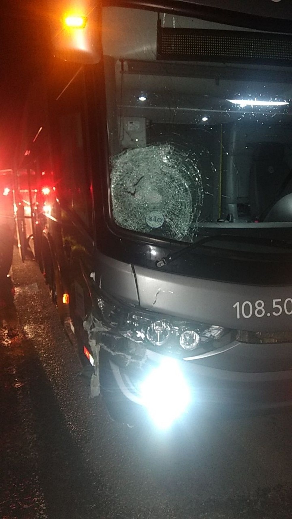Casal fica ferido após colisão entre ônibus e moto na Via Dutra em Itatiaia — Foto: Divulgação/Polícia Rodoviária Federal