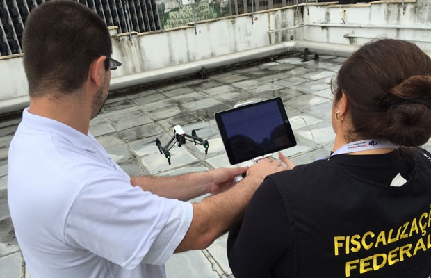 Auditores-fiscais do Ministério do Trabalho e Emprego operam drone, que será usado para combater trabalho escravo no Brasil. (Foto: Divulgação/Ministério do Trabalho e Emprego)