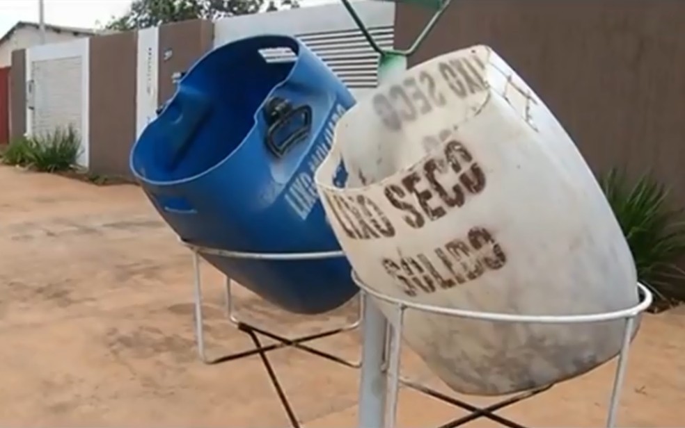 Moradores separam o lixo produzido em Chapadão do Céu, Goiás — Foto: Reprodução/ TV Anhanguera