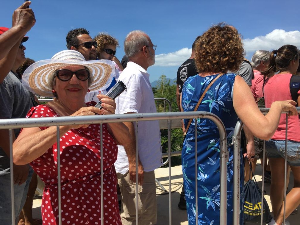 Vanda Maria Domingos Fernandes, de 77 anos, emocionou-se com a reabertura da Ponte Hercílio Luz, em Florianópolis — Foto: Joana Caldas/G1
