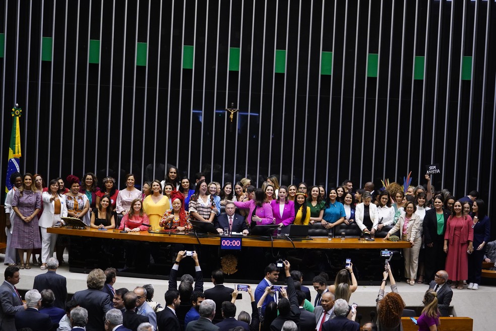 Bancada feminina posa para foto na Câmara dos Deputados no dia 1º de fevereiro de 2023 — Foto: Pablo Valadares/Câmara dos Deputados