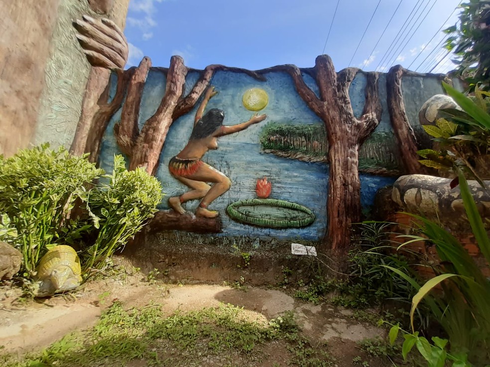 Passeio em jardim retrata a história de lendas amazônicas  — Foto: Tácita Muniz/G1